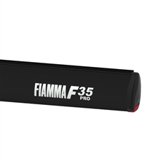 Svart FIAMMA F35 Pro markis i stängt tillstånd med tydlig branding på sidan.